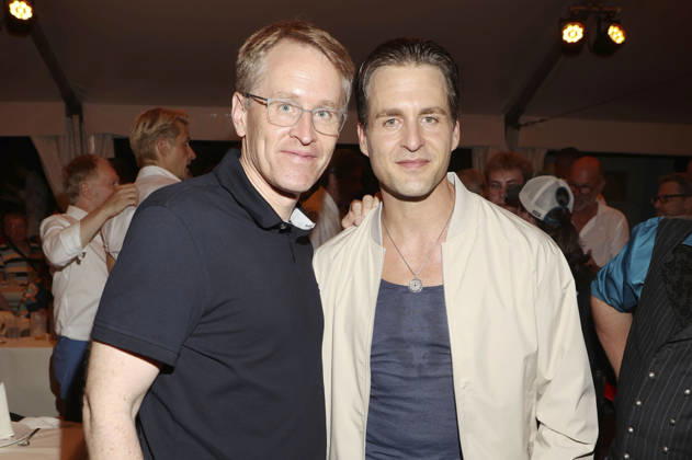 Daniel Günther und Alexander Klaws bei der Premiere von Im Tal des Todes bei den Karl-May-Spielen 2026 im Freilichttheater am Kalkberg. Bad Segeberg, 27.06.2026