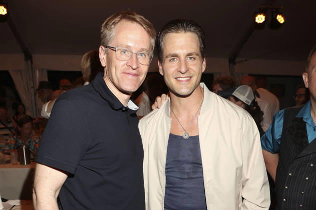 Daniel Günther und Alexander Klaws bei der Premiere von Im Tal des Todes bei den Karl-May-Spielen 2026 im Freilichttheater am Kalkberg. Bad Segeberg, 27.06.2026
