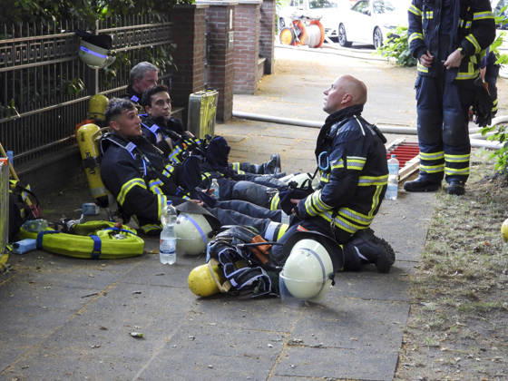 News Bilder des Tages CNTV DACHBRAND _ Dachstuhlbrand an einer Villa. Die Feuerwehrleute kommen aufgrund der Hitze an ihre koerperlichen Belastungsgrenzen und wurden mehrfach ausgetauscht 27.06.2026 Hamburg Wandsbek-Marienthal Hamburg Deutschland