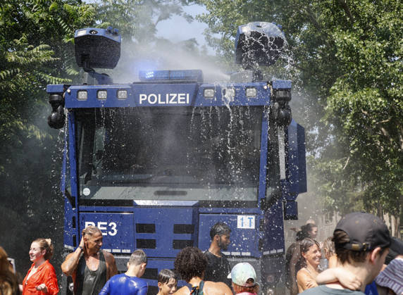 News Bilder des Tages Wasser Marsch Berlin leidet unter der Hitze. Um den Menschen eine kleine Abkühlung zu verschaffen, rückt die Berliner Polizei mit Wasserwerfern an. Im Park am Gleisdreieck genießen Parkbesucher den feinen Sprühnebel, eine kurze Abkühlung bei der Hitzewelle, Berlin, 28.06.2026 Berlin Berlin Deutschland