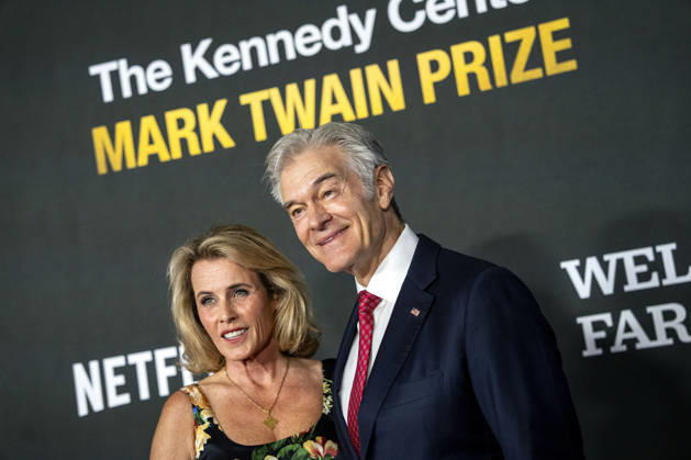 Lisa Oz and Administrator of the US Centers for Medicare and Medicaid Services Mehmet Oz arrive on the red carpet before the 27th Mark Twain Prize for American Humor Award at the Kennedy Center for the Performing Arts in Washington DC on Sunday, June 28, 2026.  WAP20260628370 BONNIExCASH