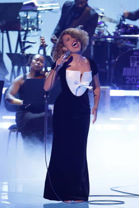 2026 BET Awards - Show Raye performs onstage during the 2026 BET Awards at Peacock Theater on June 28, 2026 in Los Angeles, California. Los Angeles Peacock Theater California United States Copyright: xCraSH imageSPACEx
