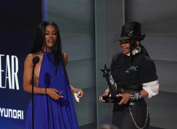 2026 BET Awards - Show Teyana Taylor accepts the Icon of the Year award from Janet Jackson onstage during the 2026 BET Awards at Peacock Theater on June 28, 2026 in Los Angeles, California. Los Angeles Peacock Theater California United States Copyright: xCraSH imageSPACEx