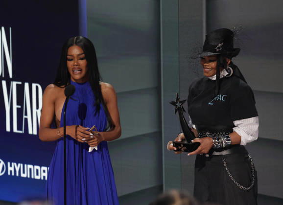 2026 BET Awards - Show Teyana Taylor accepts the Icon of the Year award from Janet Jackson onstage during the 2026 BET Awards at Peacock Theater on June 28, 2026 in Los Angeles, California. Los Angeles Peacock Theater California United States Copyright: xCraSH imageSPACEx