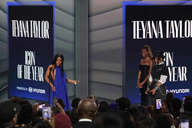 2026 BET Awards - Show Teyana Taylor accepts the Icon of the Year award from Janet Jackson onstage during the 2026 BET Awards at Peacock Theater on June 28, 2026 in Los Angeles, California. Los Angeles Peacock Theater California United States Copyright: xCraSH imageSPACEx