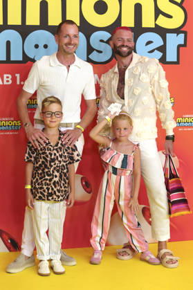 Roman und Daniel Nawrot mit den Zwillingen Melodie und Romeo bei der Premiere des Animationsfilms Minions & Monster Minions & Monsters im Mathäser Filmpalast. München, 28.06.2026