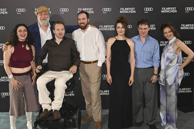 Anna Shirin Habedank, Nicki von Tempelhoff, Samuel Koch, Jonathan Benedict Behr, Seyneb Saleh, Till Raskopf und Alma Hasun bei der Premiere der ARD-Miniserie Ritus auf dem 43. Filmfest München 2026 in der Astor Film Lounge im Arri Kino. München, 28.06.2026