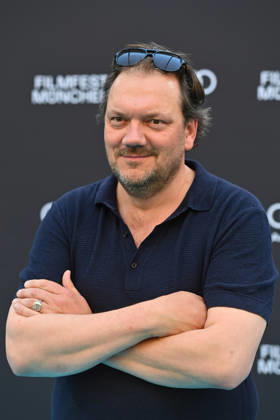 Charly HUEBNER (Schauspieler), Einzelbild,angeschnittenes Einzelmotiv, Halbfigur,halbe Figur. 43.Filmfest Muenchen Premiere SPAZIERGANG NACH SYRAKUS am 28.06.2026 Deutsches Theater.