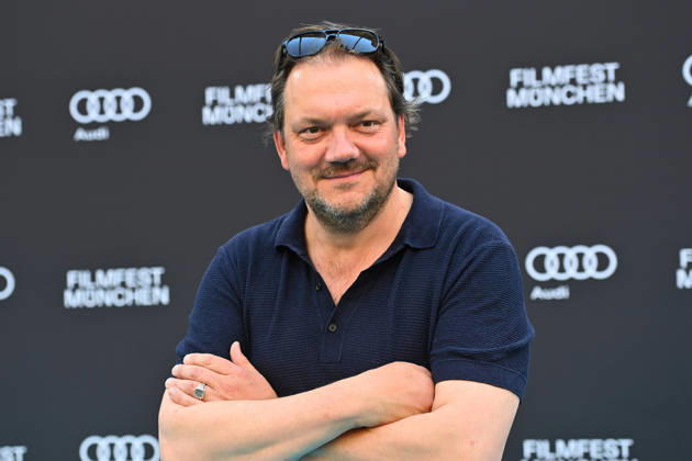 Charly HUEBNER (Schauspieler), Einzelbild,angeschnittenes Einzelmotiv,Halbfigur,halbe Figur. 43.Filmfest Muenchen Premiere SPAZIERGANG NACH SYRAKUS am 28.06.2026 Deutsches Theater.