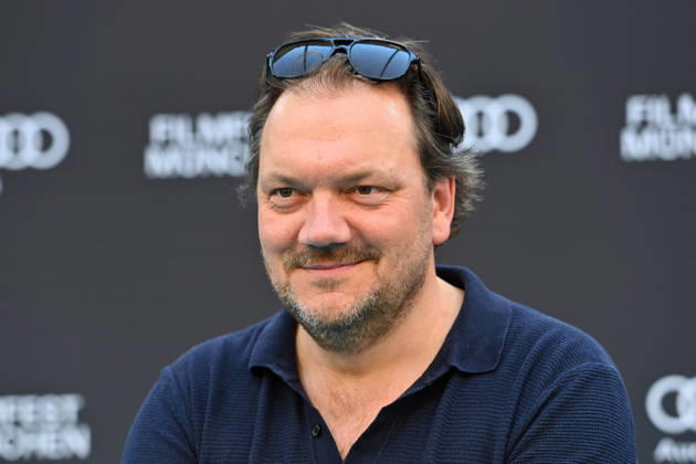Charly HUEBNER (Schauspieler), Einzelbild,angeschnittenes Einzelmotiv,Portraet,Portrait,Porträt. 43.Filmfest Muenchen Premiere SPAZIERGANG NACH SYRAKUS am 28.06.2026 Deutsches Theater.