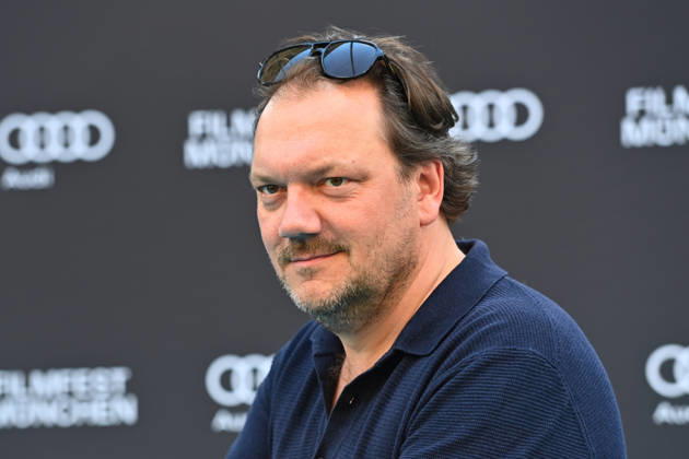 Charly HUEBNER (Schauspieler), Einzelbild,angeschnittenes Einzelmotiv,Portraet,Portrait,Porträt. 43.Filmfest Muenchen Premiere SPAZIERGANG NACH SYRAKUS am 28.06.2026 Deutsches Theater.