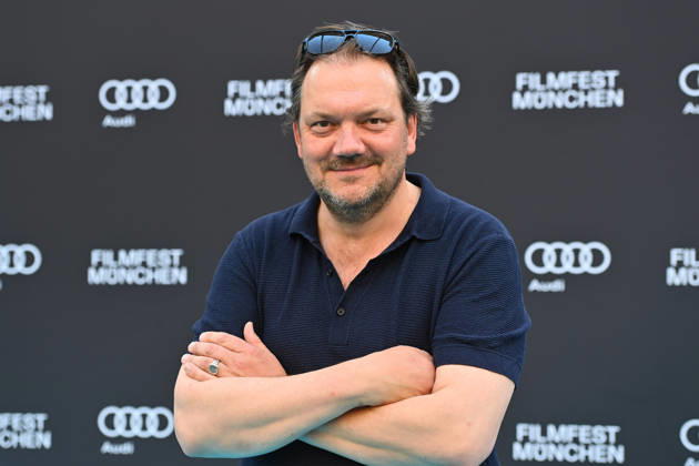 Charly HUEBNER (Schauspieler), Einzelbild,angeschnittenes Einzelmotiv,Halbfigur,halbe Figur, 43.Filmfest Muenchen Premiere SPAZIERGANG NACH SYRAKUS am 28.06.2026 Deutsches Theater.