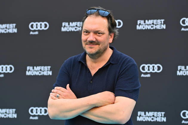 Charly HUEBNER (Schauspieler), Einzelbild,angeschnittenes Einzelmotiv,Halbfigur,halbe Figur. 43.Filmfest Muenchen Premiere SPAZIERGANG NACH SYRAKUS am 28.06.2026 Deutsches Theater.