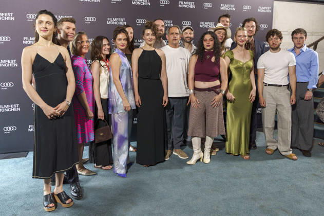 Emina Smajic, Gast, Nanni Erben, Mariella Aumann, Alma Hasun, Karla Nina Diedrich, Seyneb Saleh, Jonathan Benedict Behr, Moritz Bleibtreu, Gast, Anna Shirin Habedank, Viola M. J. Schmidt, Maximilian Baumgartner, Zoe Valks, Rene Colling, Maximilian Mundt und Till Raskopf bei der Premiere der ARD-Miniserie Ritus auf dem 43. Filmfest München 2026 in der Astor Film Lounge im Arri Kino. München, 28.06.2026