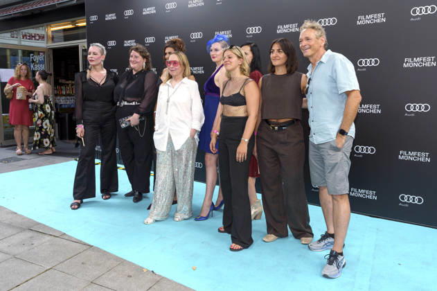 Regisseurin Miriam Dehne mit ihrem Cast und Team bei der Premiere der ARD-Miniserie Selling Sex auf dem 43. Filmfest München 2026 im City Kino. München, 28.06.2026