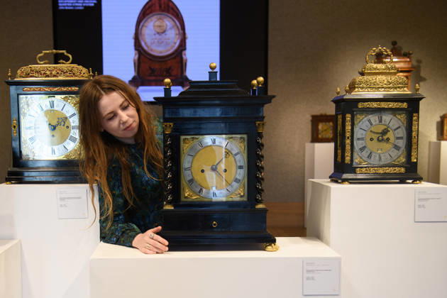 Entertainment Bilder des Tages Bonhams Classics Week Sales at Bonhams, London, UK - 29 June 2026 A staff member views A fine and rare 17th century Dutch-striking ebony turntable clock - Johannes Fromanteel, Londini Fecit (est. £40k - £60k) which is part of Bonhams Classics Week Sales on 30th June - 2nd July at Bonhams, London, England, UK on Monday 29 June, 2026., Credit:Justin Ng Avalon UK, England, London, Bonhams Copyright: xJustinxNgx xAvalonx 1113334497