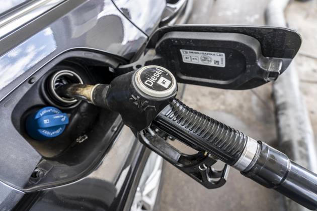 PKW Betankung, Zapfhahn für Diesel Kraftstoff, Zapfsäule einer Tankstelle, Zapfsäule