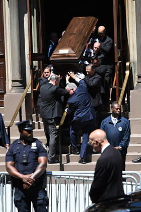 Entertainment Bilder des Tages Mourners depart the funeral of legendary music executive Clive Davis, who died last week aged 94, at Central Synagogue in New York City Where: New York City, New York, United States When: 29 Jun 2026 Credit: Elder Ordonez INSTARimages EDITORIAL USE ONLY. NOT FOR USE BY NEWSPAPERS BASED IN THE UK. Copyright: xx instar55815928