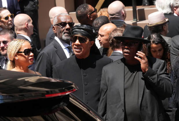 Entertainment Bilder des Tages June 29, 2026, New York, Ny, USA: STEVIE WONDER exits the Clive Davis Funeral.Central Synagogue, NYC.June 29, 2026. . Clive Davis Funeral.Central Synagogue, NYC.June 29, 2026. New York USA  - ZUMAms4_ 20260629_faf_ms4_006 Copyright: xSoniaxMoskowitzxGordonx