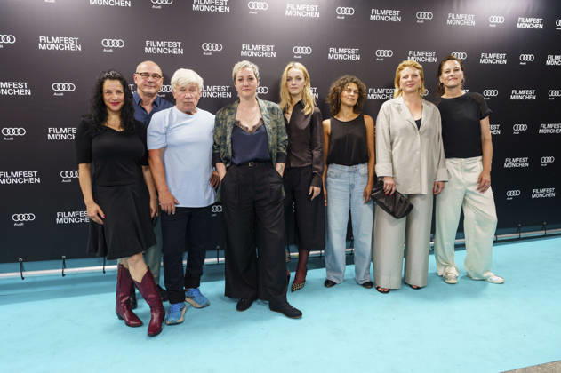 Gast, Thomas Dehler, Jörg Schüttauf, Esther Rauch, Lucy Gartner, Naemi Florez, Jördis Triebel und Katharina Rietz bei der Premiere des ZDF-Films Neues Land auf dem 43. Filmfest München 2026 im Gloria Palast. München, 29.06.2026