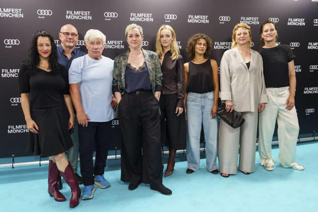 Gast, Thomas Dehler, Jörg Schüttauf, Esther Rauch, Lucy Gartner, Naemi Florez, Jördis Triebel und Katharina Rietz bei der Premiere des ZDF-Films Neues Land auf dem 43. Filmfest München 2026 im Gloria Palast. München, 29.06.2026