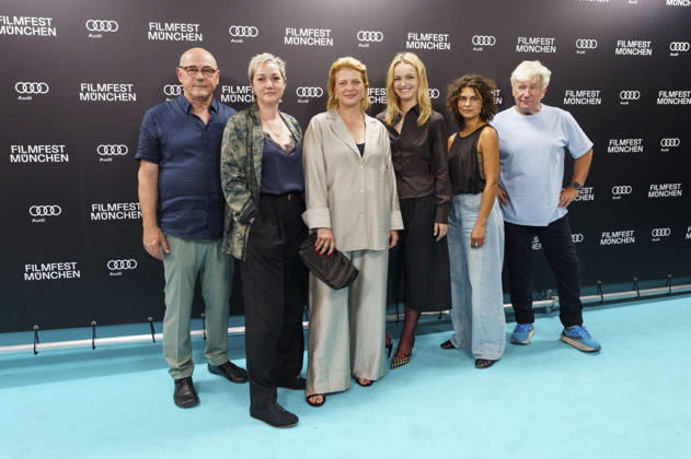 Thomas Dehler, Esther Rauch, Jördis Triebel, Lucy Gartner, Naemi Florez und Jörg Schüttauf bei der Premiere des ZDF-Films Neues Land auf dem 43. Filmfest München 2026 im Gloria Palast. München, 29.06.2026