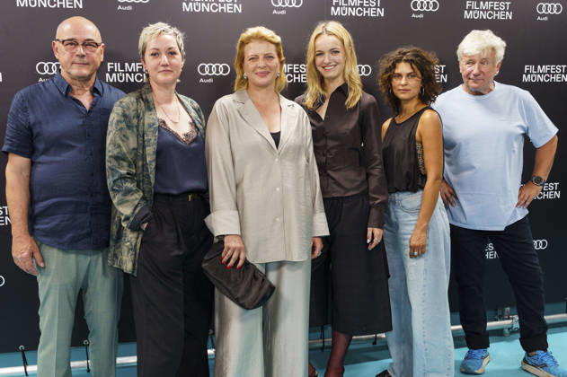 Thomas Dehler, Esther Rauch, Jördis Triebel, Lucy Gartner, Naemi Florez und Jörg Schüttauf bei der Premiere des ZDF-Films Neues Land auf dem 43. Filmfest München 2026 im Gloria Palast. München, 29.06.2026