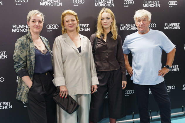 Esther Rauch, Jördis Triebel, Lucy Gartner und Jörg Schüttauf bei der Premiere des ZDF-Films Neues Land auf dem 43. Filmfest München 2026 im Gloria Palast. München, 29.06.2026