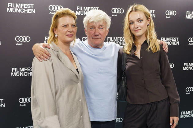 Jördis Triebel, Jörg Schüttauf und Lucy Gartner bei der Premiere des ZDF-Films Neues Land auf dem 43. Filmfest München 2026 im Gloria Palast. München, 29.06.2026