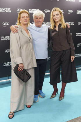 Jördis Triebel, Jörg Schüttauf und Lucy Gartner bei der Premiere des ZDF-Films Neues Land auf dem 43. Filmfest München 2026 im Gloria Palast. München, 29.06.2026