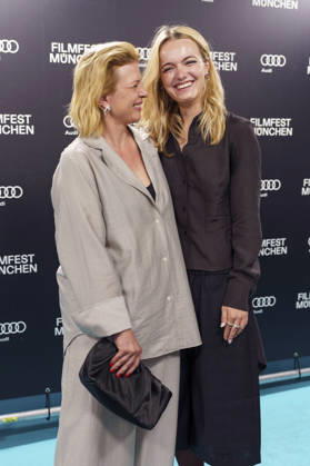 Jördis Triebel und Lucy Gartner bei der Premiere des ZDF-Films Neues Land auf dem 43. Filmfest München 2026 im Gloria Palast. München, 29.06.2026