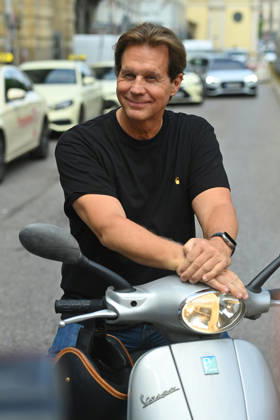 Thomas HEINZE (Schauspieler), auf einer Vespa,Einzelbild,angeschnittenes Einzelmotiv,Halbfigur,halbe Figur. ZDF Empfang Get Together Orange Hour in H ugo s Bar anlaesslich Filmfest Muenchen am 30.06.2026.