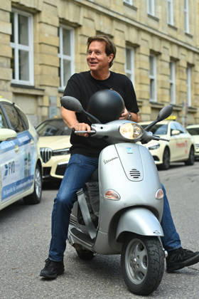 Thomas HEINZE (Schauspieler), auf einer Vespa. ZDF Empfang Get Together Orange Hour in H ugo s Bar anlaesslich Filmfest Muenchen am 30.06.2026.