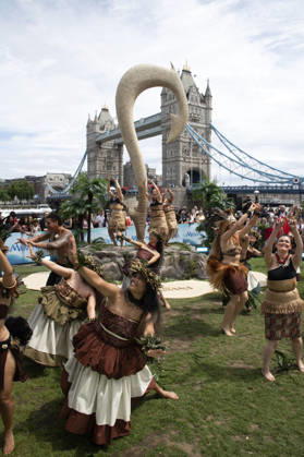 Tänzerinnen beim Photocall zur Eröffnung der Moana Experience im Potters Fields park. London, 30.06.2026