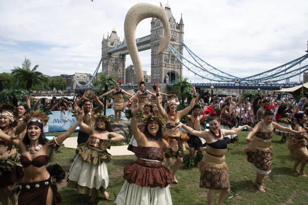 Tänzerinnen beim Photocall zur Eröffnung der Moana Experience im Potters Fields park. London, 30.06.2026