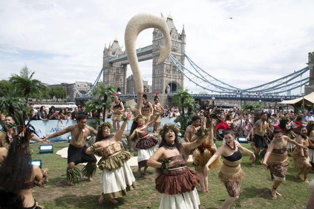 Tänzerinnen beim Photocall zur Eröffnung der Moana Experience im Potters Fields park. London, 30.06.2026