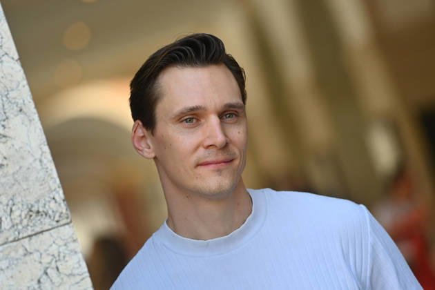 Rick OKON (Schauspieler), Einzelbild,angeschnittenes Einzelmotiv,Portrait,Portraet. ZDF Empfang Get Together Orange Hour in H ugo s Bar anlaesslich Filmfest Muenchen am 30.06.2026.