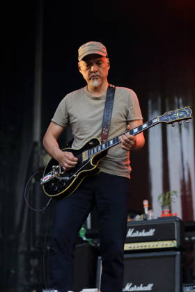 Joey Santiago von der Band Pixies bei einem Konzert in der Zitadelle Spandau in Berlin, 30. Juni 2026. Pixies Konzert Berlin