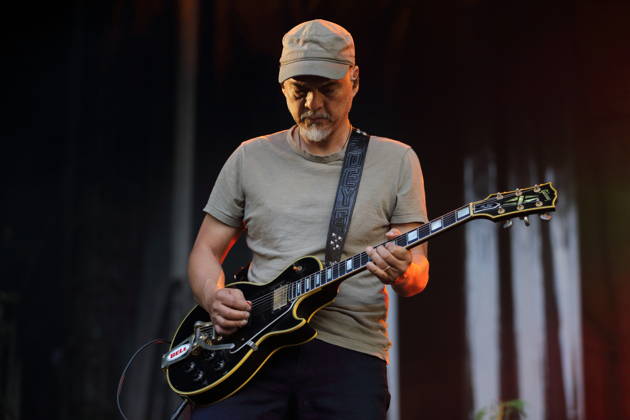 Joey Santiago von der Band Pixies bei einem Konzert in der Zitadelle Spandau in Berlin, 30. Juni 2026. Pixies Konzert Berlin