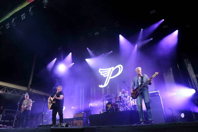 Joey Santiago, Black Francis, David Lovering und Emma Richardson, v.l., von der Band Pixies bei einem Konzert in der Zitadelle Spandau in Berlin, 30. Juni 2026. Pixies Konzert Berlin
