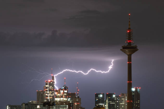 News Themen der Woche KW27 July 1, 2026, Frankfurt, Hesse, Germany: Lightning strikes over the skyline of the financial district in Frankfurt am Main, Germany. Frankfurt Germany - ZUMAb332 20260701_zip_b332_003 Copyright: xMatiasxBasualdox