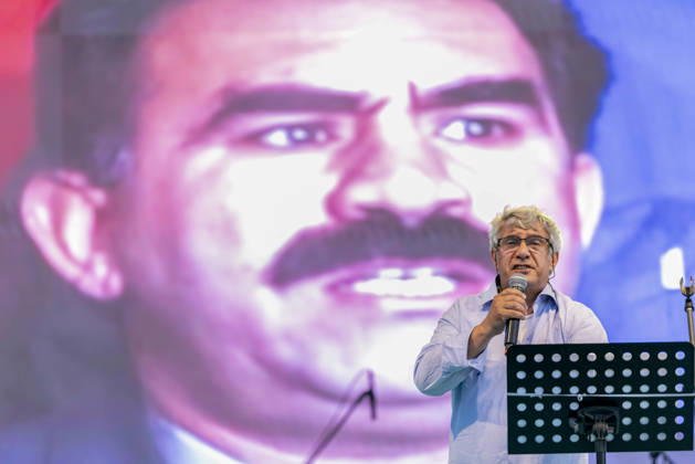 Diyarbakir Turkey Freedom Rally Veysi Aktas, who was imprisoned alongside jailed PKK leader Abdullah Ocalan, speaks in front of a portrait of Ocalan during the Freedom Rally at Istasyon Square in Diyarbakir, Turkey on June 28, 2026. The rally, organized by the DEM Party, the DBP and the Free Women s Movement under the slogan Toward a Free Society with Free Leadership, drew tens of thousands of people calling for Ocalan s release. Similar rallies were also held in Istanbul, Mersin and Van. Diyarbakir Diyarbakir Turkey Copyright: xBilalxSeckinx