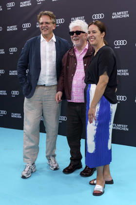 Christoph Gröner, Pedro Almodovar und Julia Weigl bei der Premiere des Kinofilms Bitteres Fest Amarga Navidad Bitter Christmas auf dem 43. Filmfest München 2026 im Deutschen Theater. München, 30.06.2026