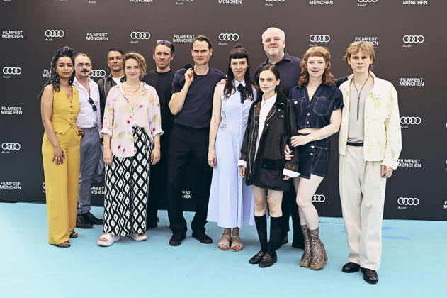Sithembile Menck, Konstantin Lindhorst, Max Hemmersdorfer, Sarina Radomski, Peter Fieseler, Fabian Hinrichs, Kim Riedle, Mariella Aumann, Dustin Loose, Sarah Bauerett und Philip Günsch bei der Premiere des ARD-Films Chamäleon auf dem 43. Filmfest München 2026 in der Hochschule für Fernsehen und Film. München, 30.06.2026