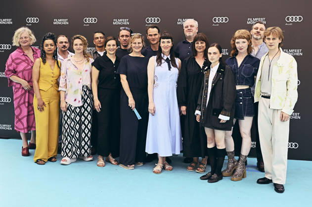 Sithembile Menck, Konstantin Lindhorst, Max Hemmersdorfer, Sarina Radomski, Peter Fieseler, Fabian Hinrichs, Kim Riedle, Mariella Aumann, Dustin Loose, Sarah Bauerett, und Philip Günsch mit Cast und Team bei der Premiere des ARD-Films Chamäleon auf dem 43. Filmfest München 2026 in der Hochschule für Fernsehen und Film. München, 30.06.2026