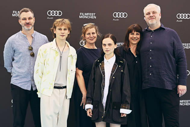 Frederic Hambalek, Philip Günsch, Gast, Mariella Aumann, Gast und Dustin Loose bei der Premiere des ARD-Films Chamäleon auf dem 43. Filmfest München 2026 in der Hochschule für Fernsehen und Film. München, 30.06.2026