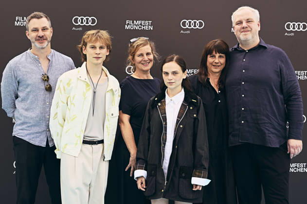 Frederic Hambalek, Philip Günsch, Gast, Mariella Aumann, Gast und Dustin Loose bei der Premiere des ARD-Films Chamäleon auf dem 43. Filmfest München 2026 in der Hochschule für Fernsehen und Film. München, 30.06.2026