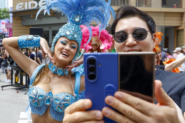 Dancers perform samba show summer festival in Seoul Dancers from Lotte World, a South Korean theme park, pose for photos with visitors after performing a samba show during a summer festival promotional event in the Myeongdong shopping district in Seoul, South Korea, on July 01, 2026. Seoul South Korea  Copyright: xMatrixxImagesx xJungxUi-Chelx