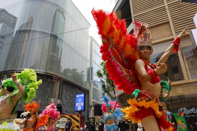 Dancers perform samba show summer festival in Seoul Dancers from Lotte World, a South Korean theme park, perform a samba show during a summer festival promotional event in the Myeongdong shopping district in Seoul, South Korea, on July 01, 2026. Seoul South Korea  Copyright: xMatrixxImagesx xJungxUi-Chelx