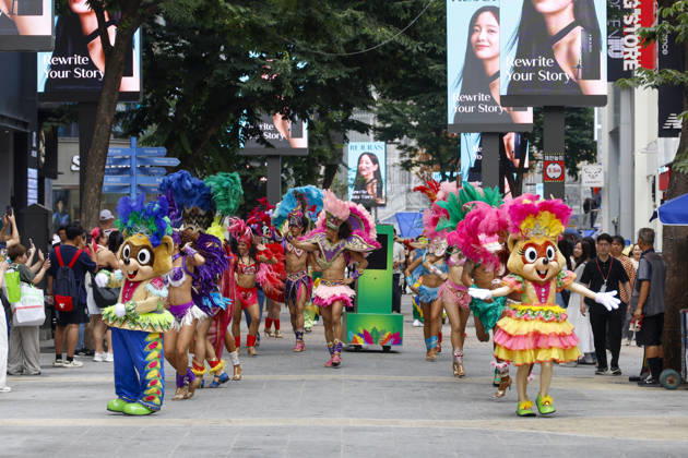 Dancers perform samba show summer festival in Seoul Dancers from Lotte World, a South Korean theme park, perform a samba show during a summer festival promotional event in the Myeongdong shopping district in Seoul, South Korea, on July 01, 2026. Seoul South Korea  Copyright: xMatrixxImagesx xJungxUi-Chelx